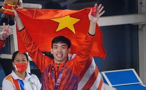 Kình ngư Nguyễn Huy Hoàng vinh dự là người cầm cờ của Đoàn thể thao Việt Nam tham dự SEA Games 32 
